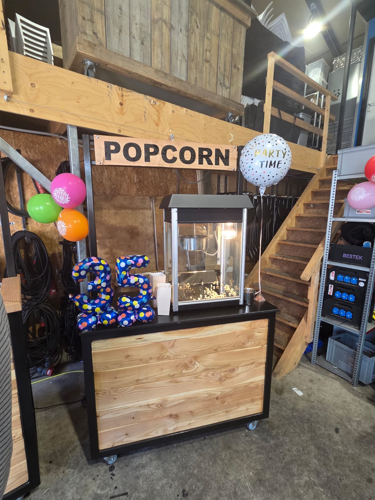 Popcorn machine met bijbehorende uitgifte bar